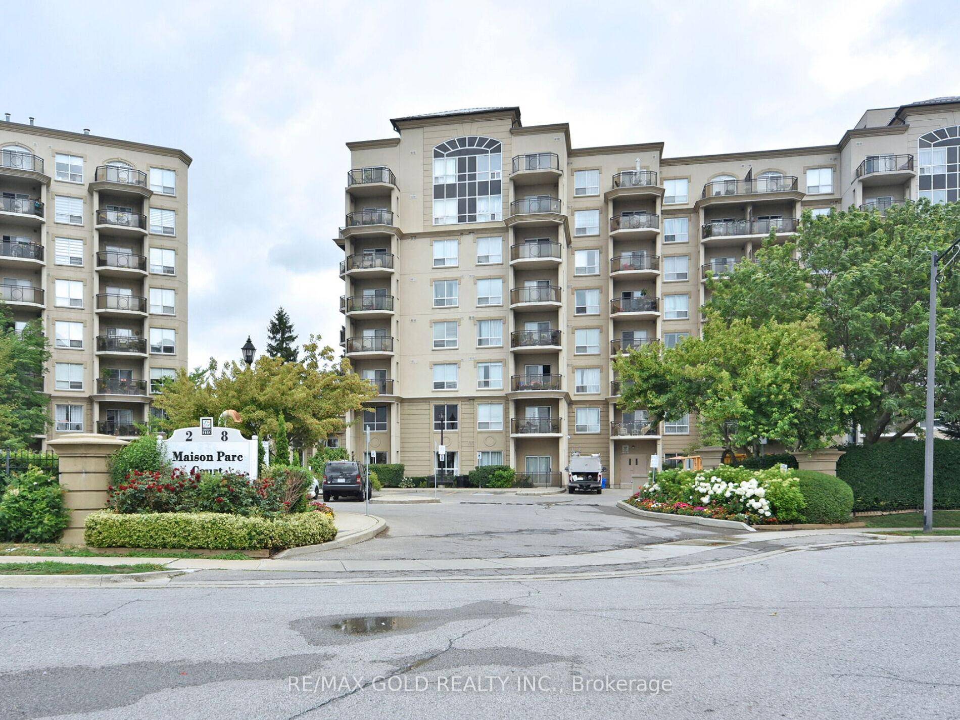 ! ! Wow Is Da Only Word To Describe This Two 2 Bedrooms Two 2 Parking's, One 1 Locker, Furnished With Overlooking Ravine View Condo Apartment In Most Desirable Neighborhood ...