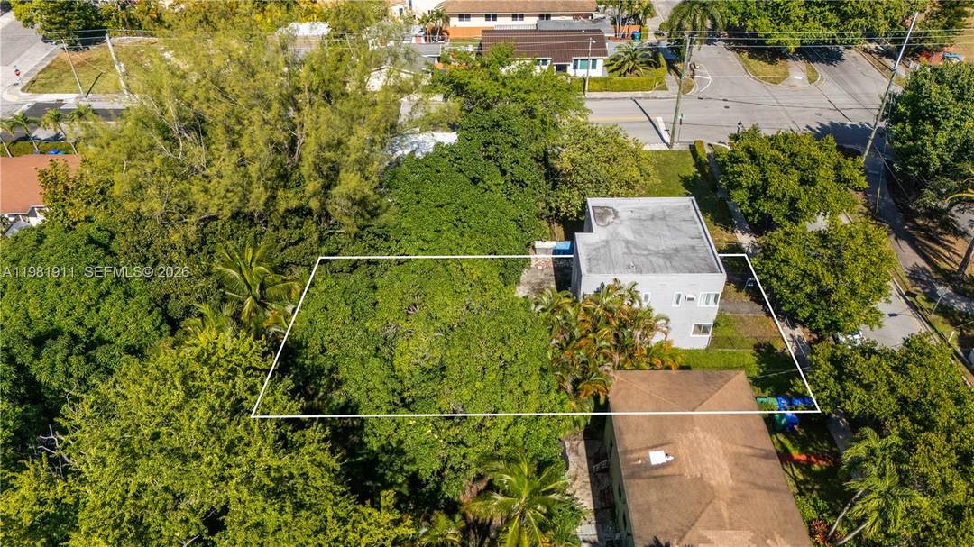 A rare opportunity in the heart of Shenandoah 7, 800 SF of land with existing legal multifamily use 2 units, offering flexibility for both end users and investors.