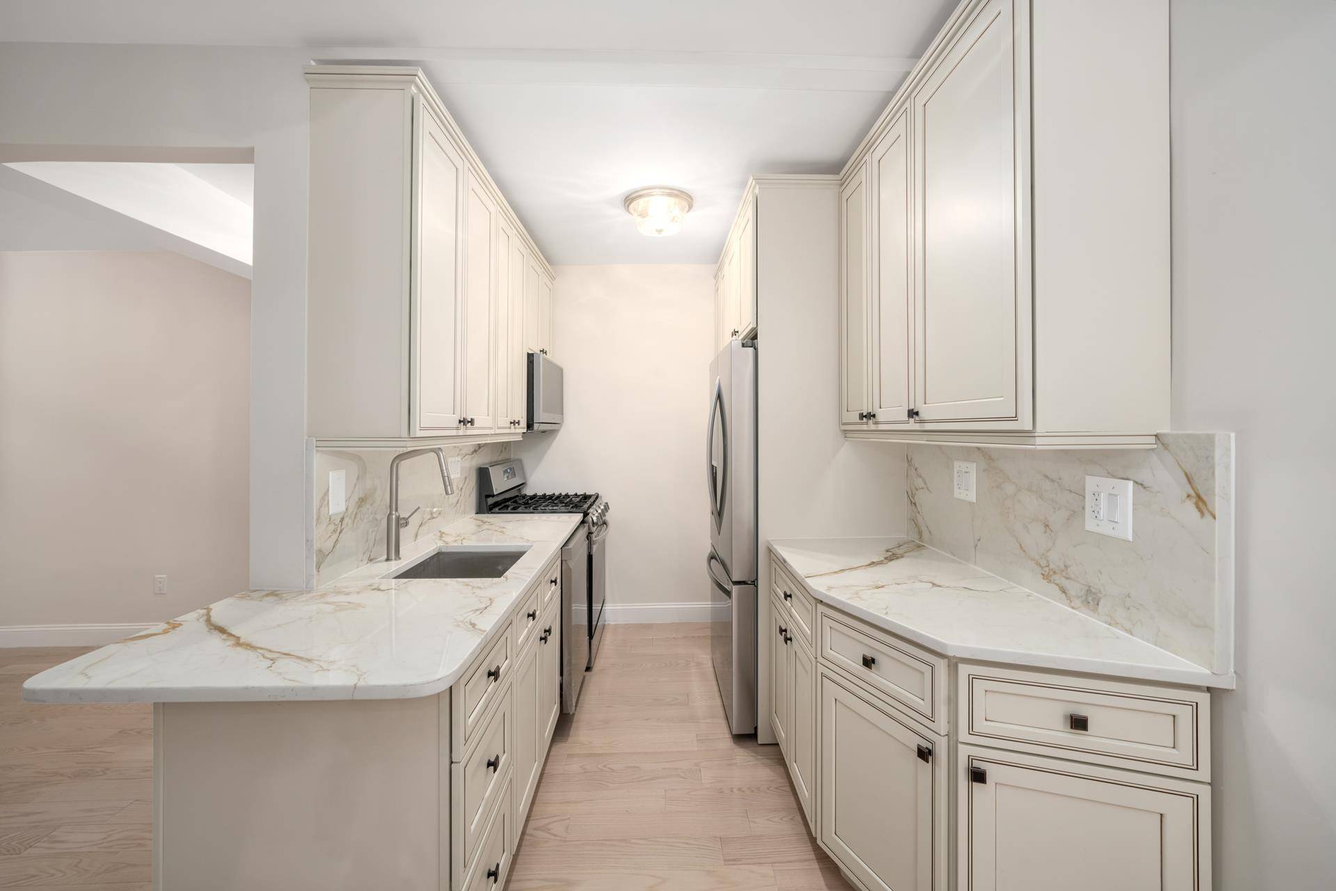Sponsor Unit No Board Approval Fully Renovated !