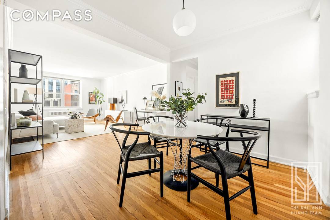 Located on one of Brooklyn Heights most sought after, tree lined blocks, this charming, oversized one bedroom apartment is not to be missed.