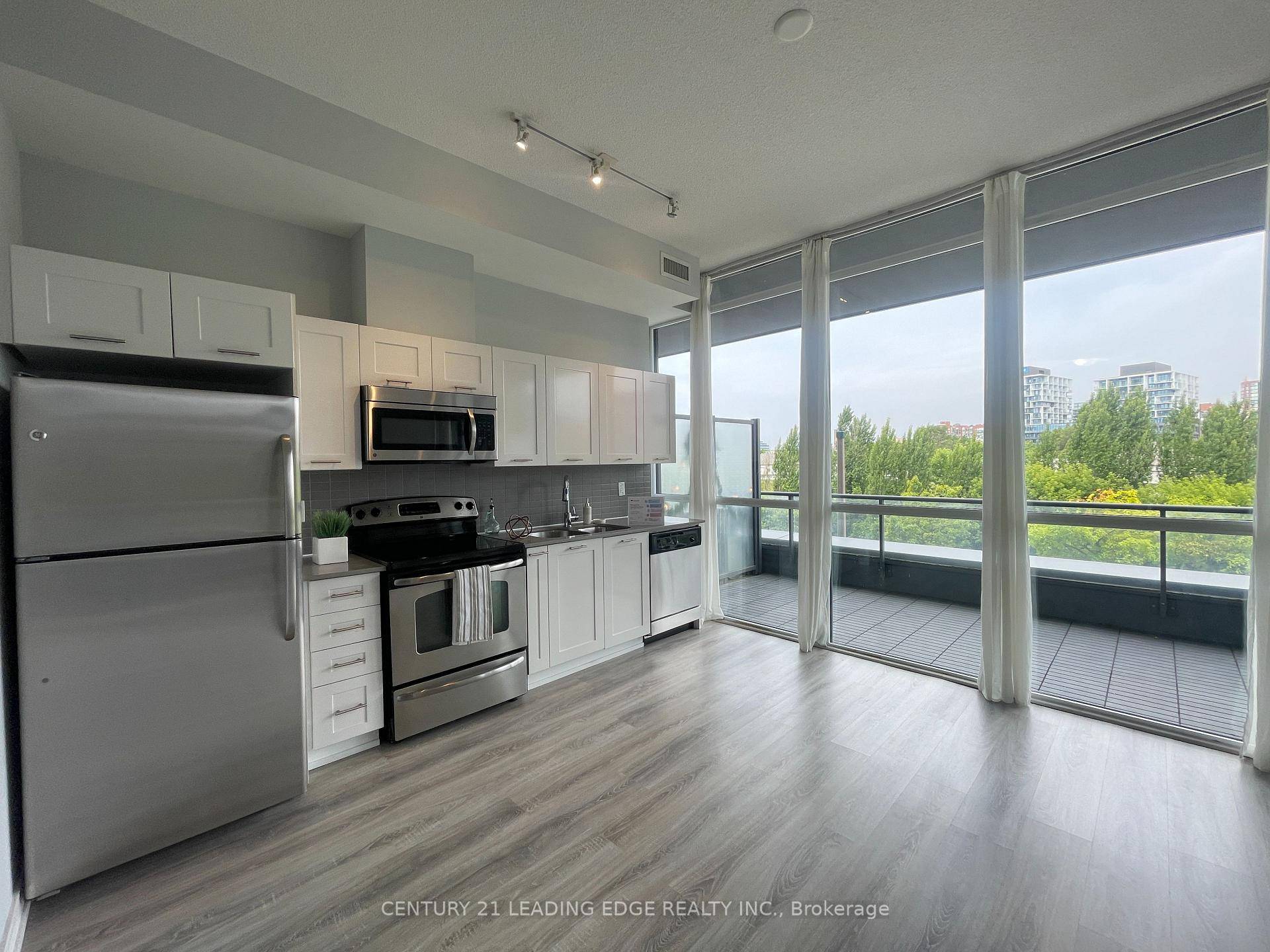 Discover modern city living in this bright, open concept unit with picturesque views of Fort York and a massive 127 sq ft.