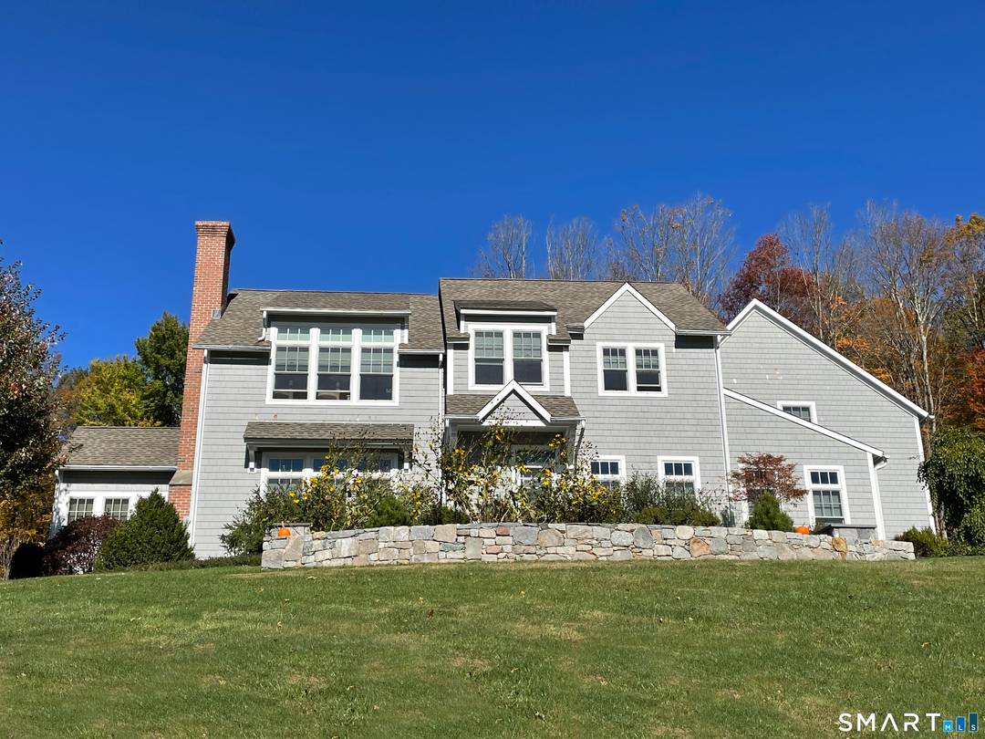Perfect Country Home ! Located close to town on a quiet country road.