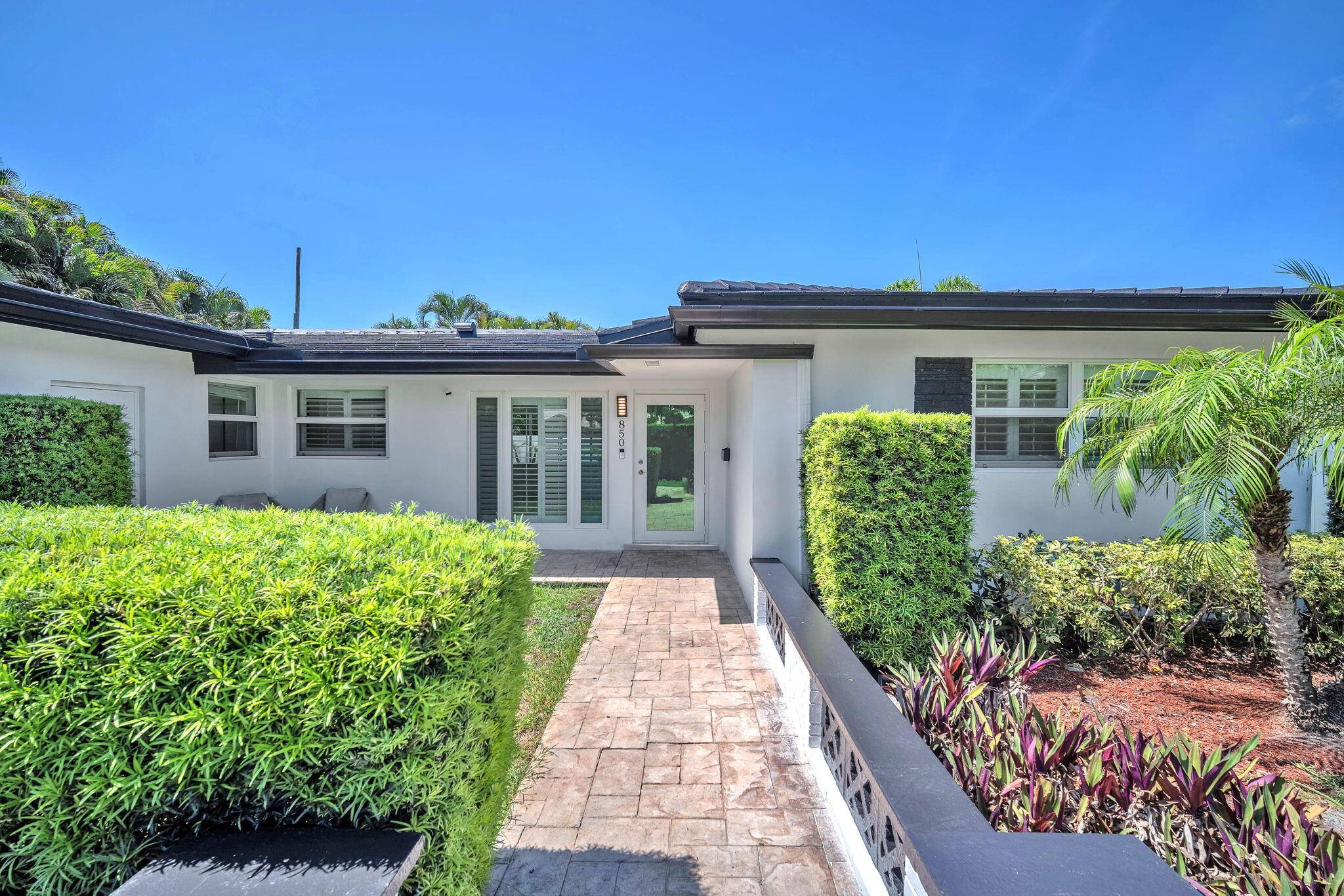 Beautiful corner unit located in the sought after Royal Oak Hills community, just off W Camino Real and minutes from the beach.