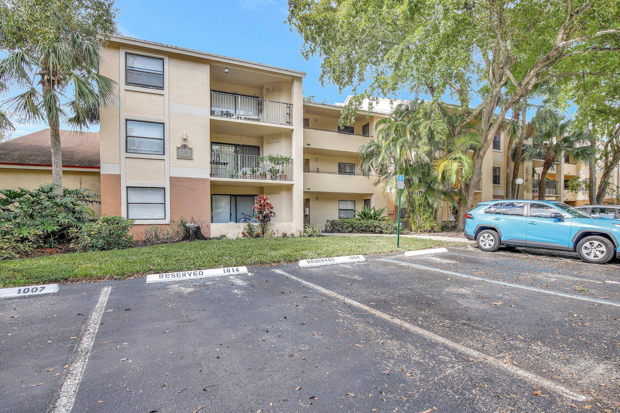 This beautifully updated second floor condo features an open layout kitchen with modern stainless steel appliances, 2 spacious bedrooms, and 2 bathrooms.