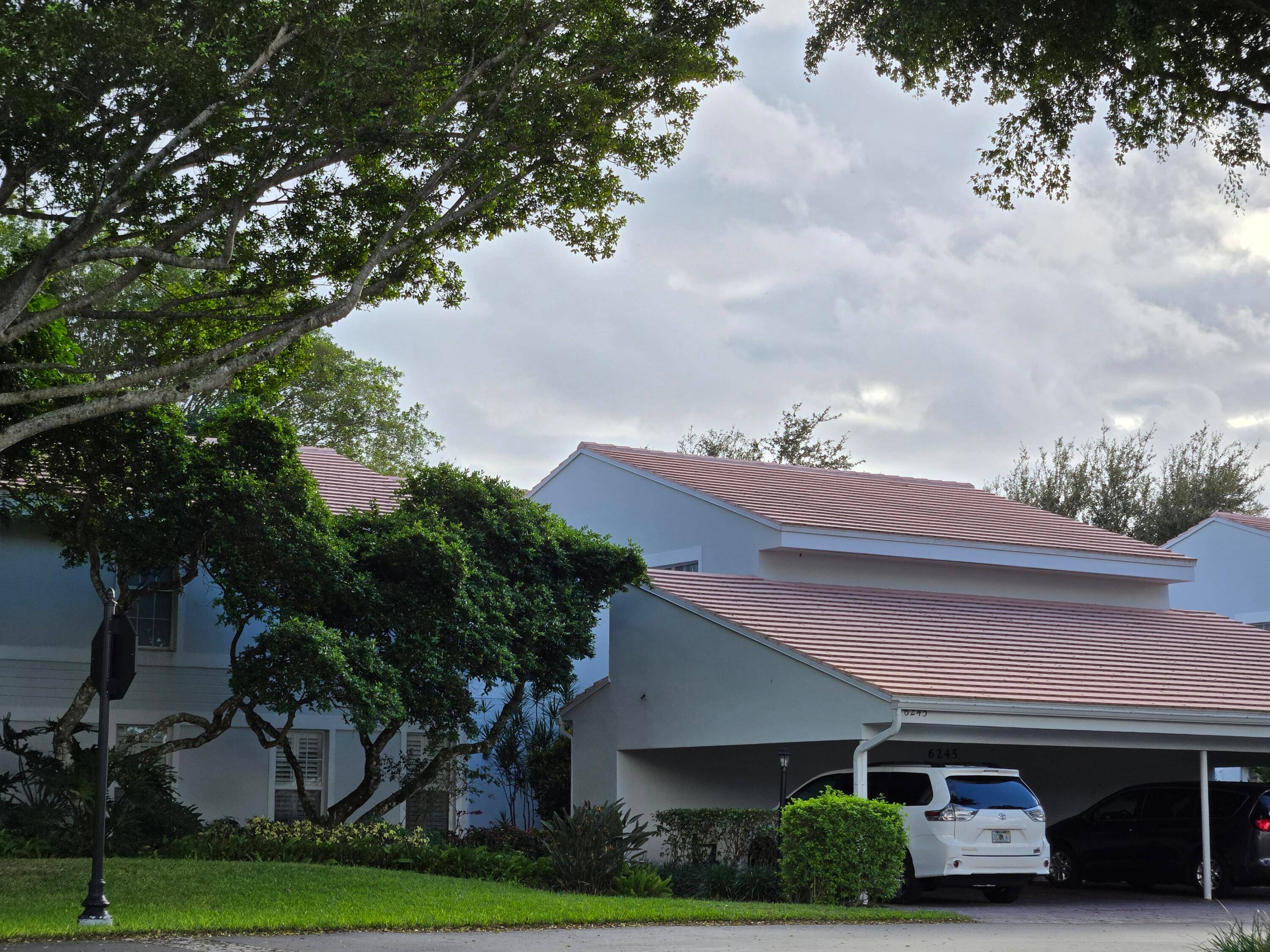 Attention investors, this unit could be rented annually immediately.
