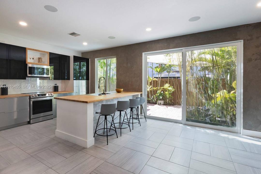 Beautifully updated corner townhome in the heart of Doral !