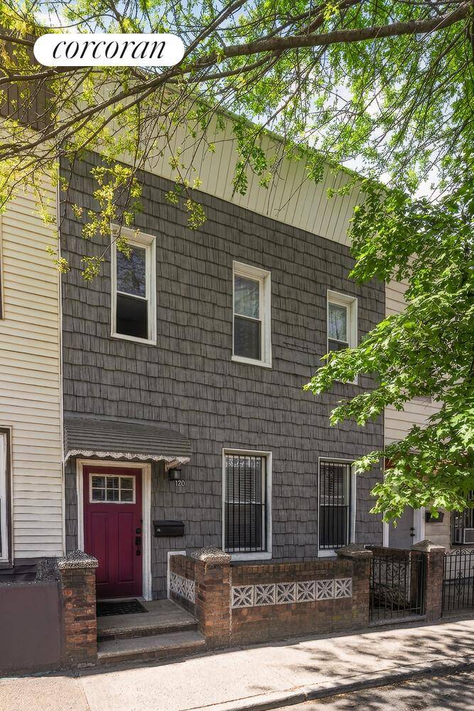 Cottage in the City ! Come to Greenwood Heights, and enjoy this charming c.