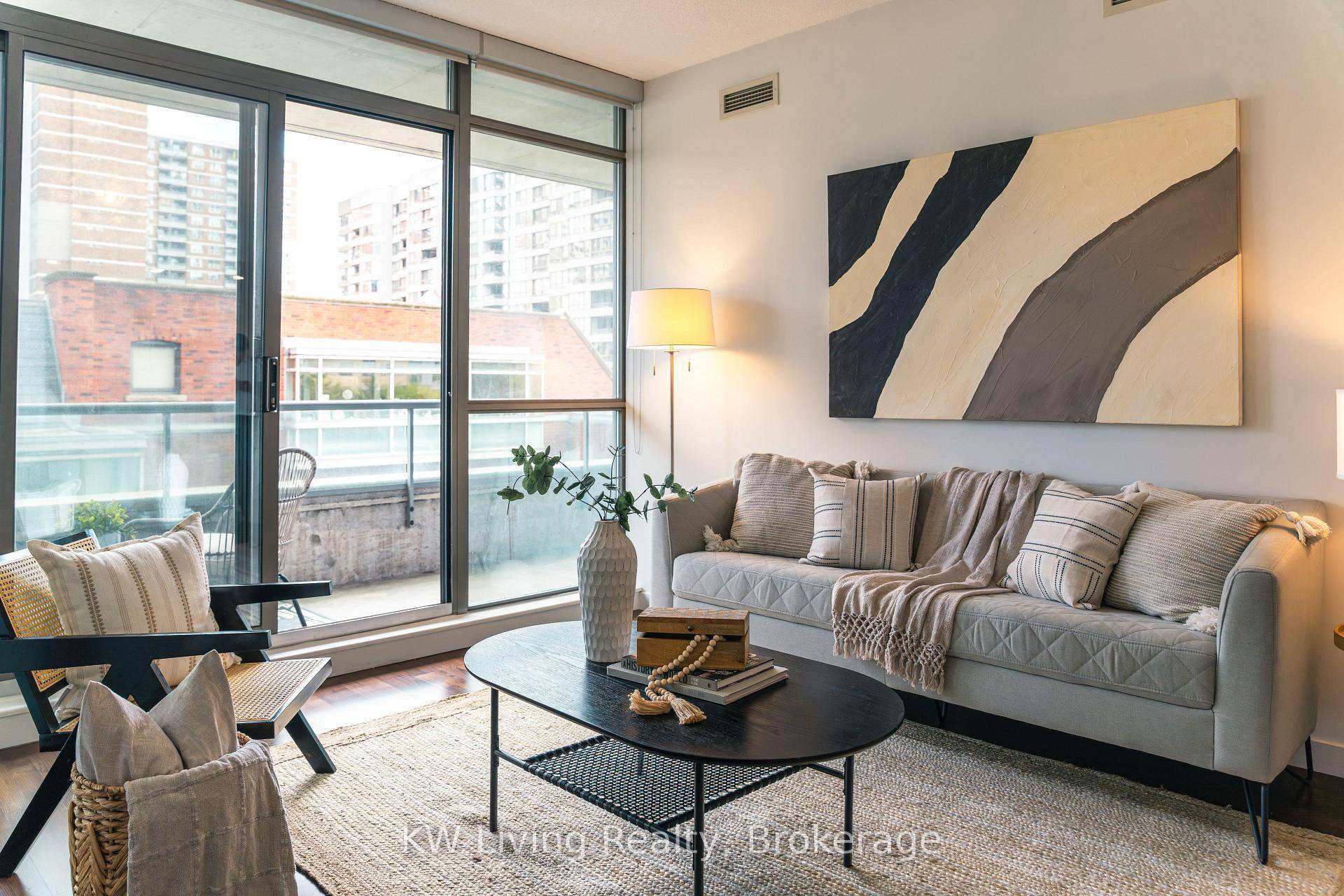 Welcome to an effortlessly functional 1 bedroom with floor to ceiling windows and bright east exposure.