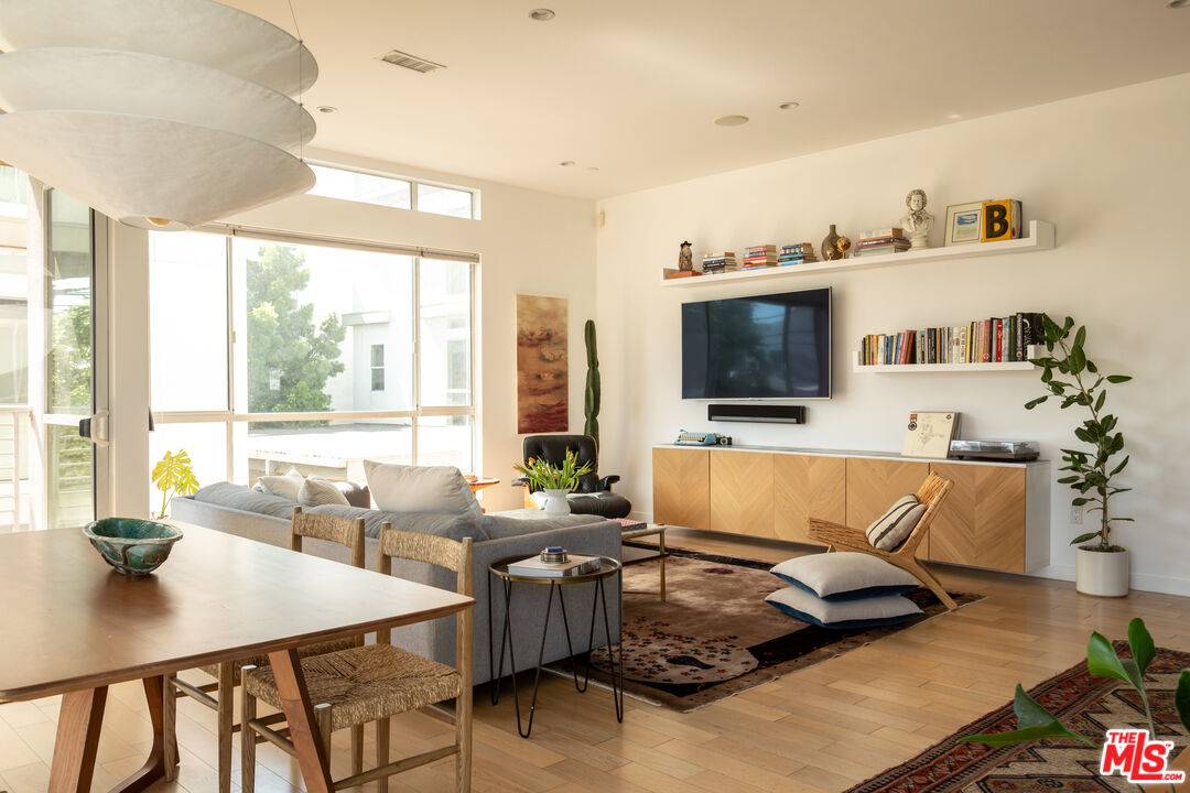 1201  N Las Palmas Ave 3BR Hancock Park La