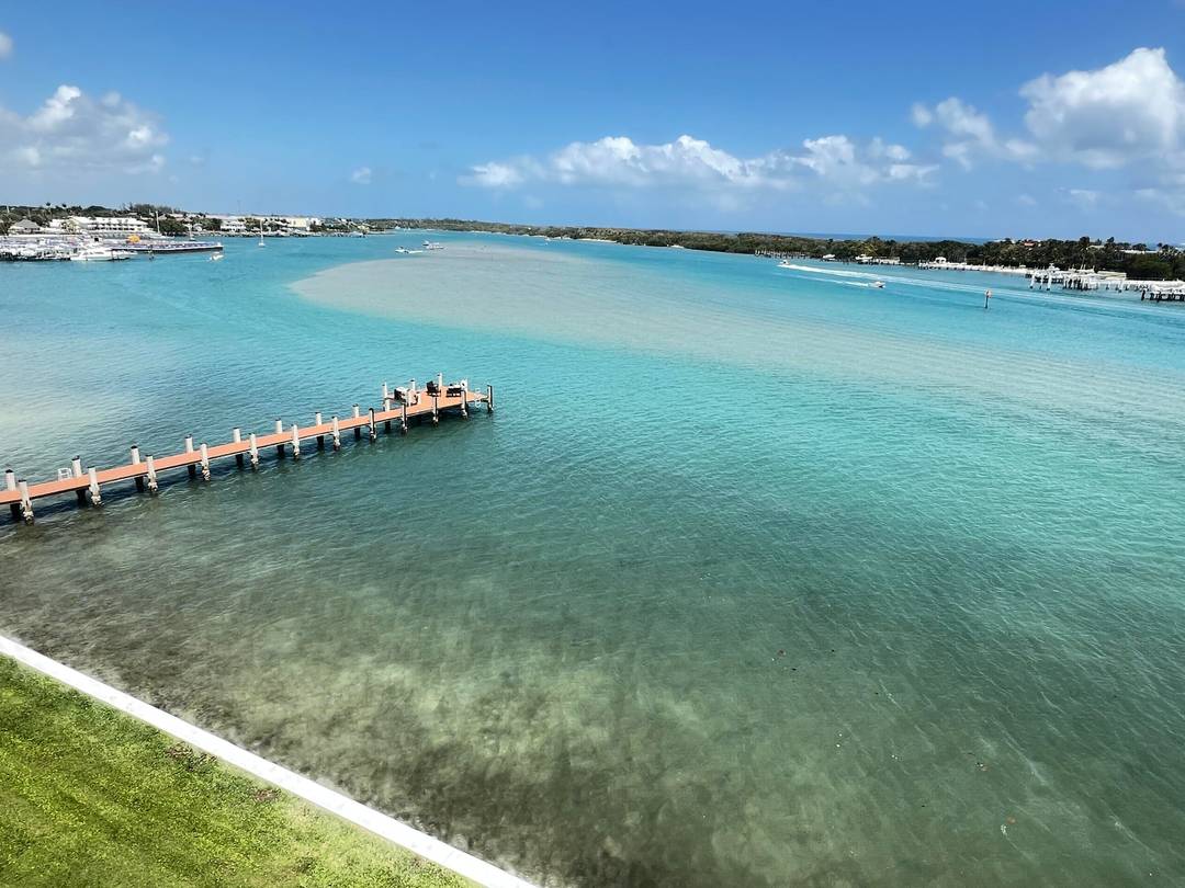 Choice end unit on top floor !