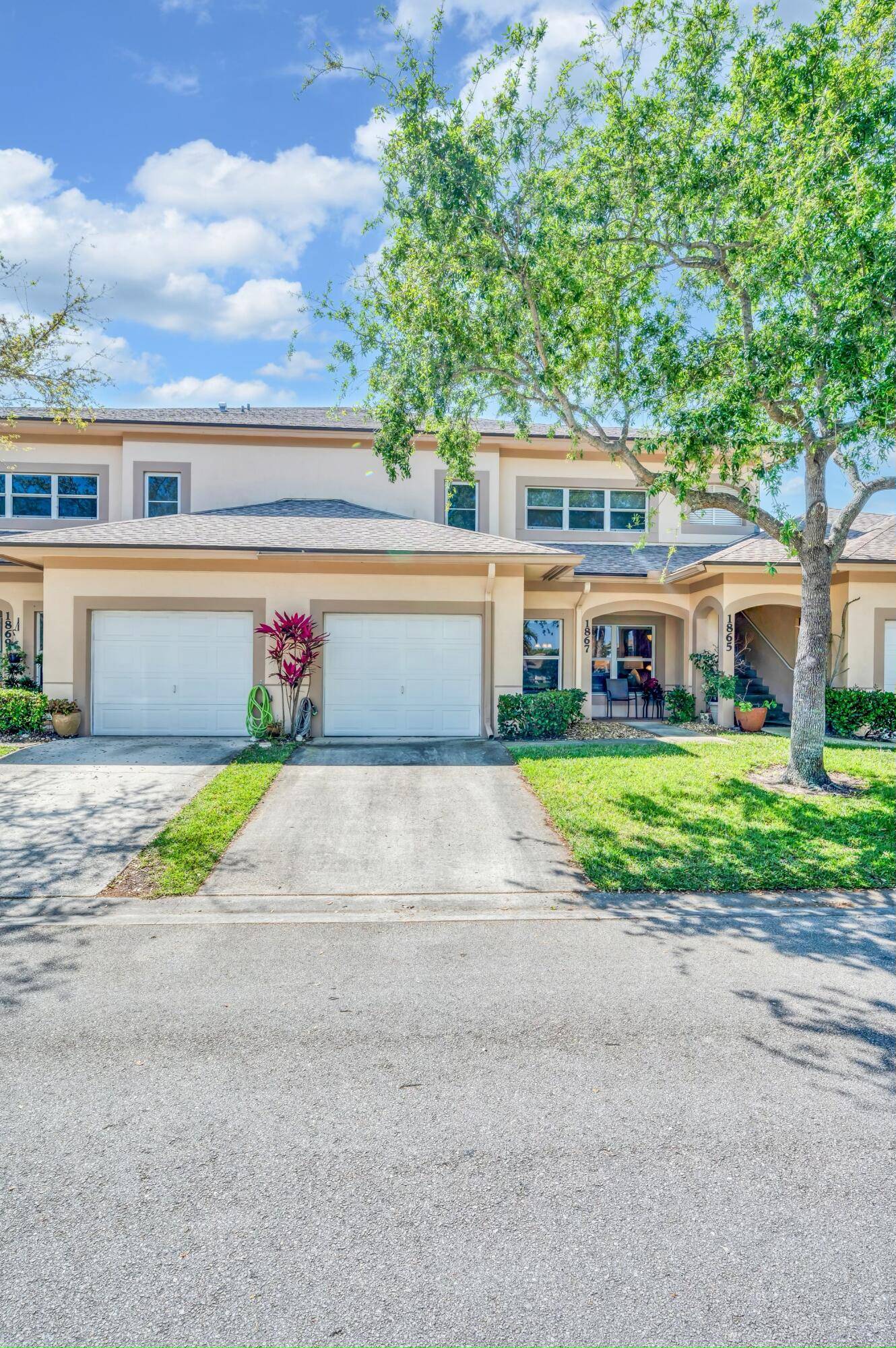 Spacious 2 bedroom 2 full baths with a garage, first floor condo located in a pet friendly community of The Lakes at The Savannahs.