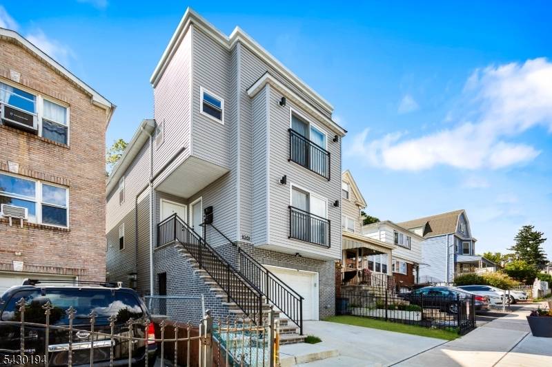 Rare find ! This striking modern 2 story residence featuring a sleek contemporary design, spacious layout, and built in garage in a prime commuter friendly location.
