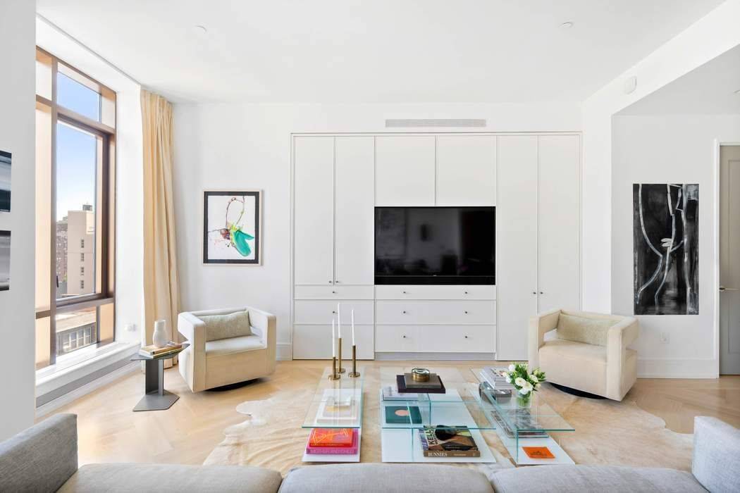 GRAND SCALE LIVING IN GRAMERCY VALET PARKING INCLUDED As you pull into the private cobblestone driveway nestled off a lush, tree lined street in Gramercy Park, you are greeted by ...
