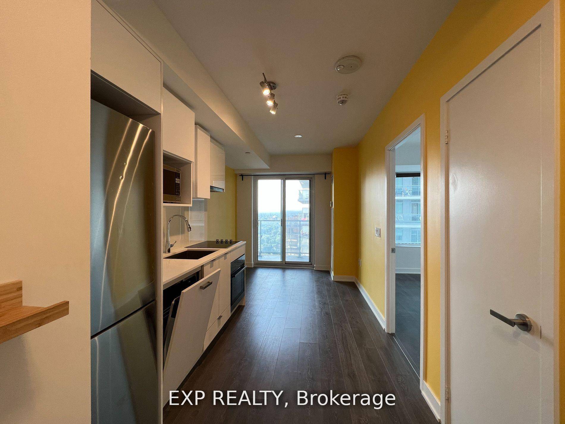 Stylish 1 Bedroom in Prime Yonge amp ; Eglinton Location !