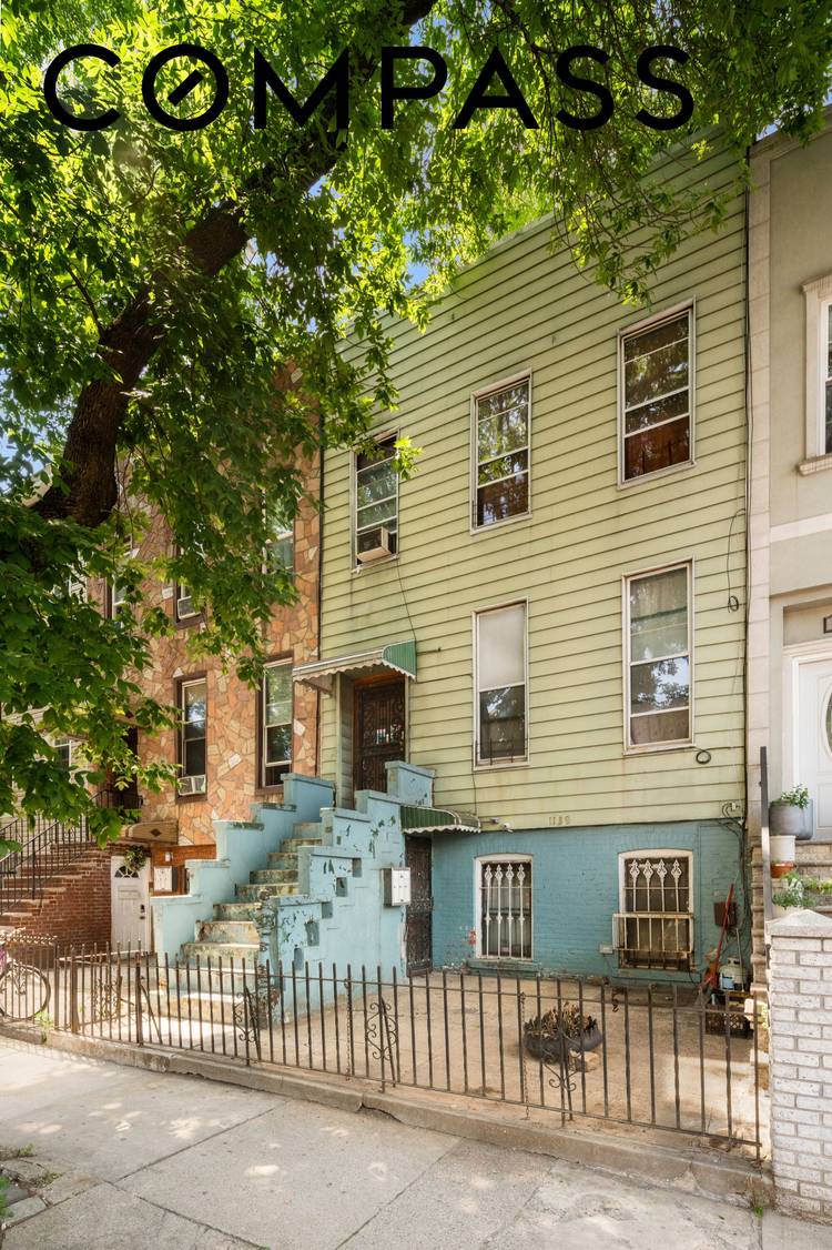 Offered together with 1098 Jefferson Avenue.