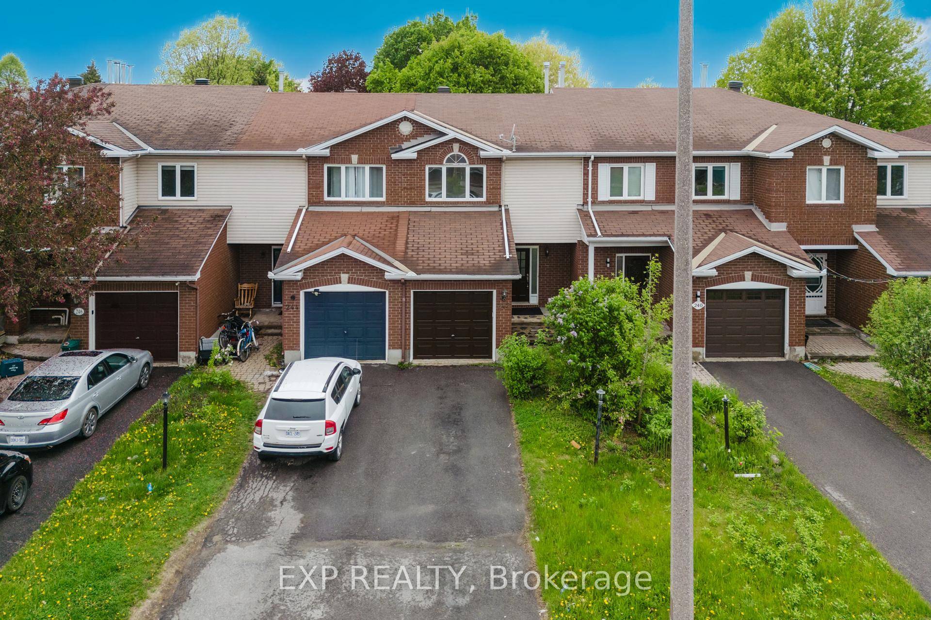 Welcome to this beautifully maintained, freshly painted home in a warm, family friendly neighbourhood.