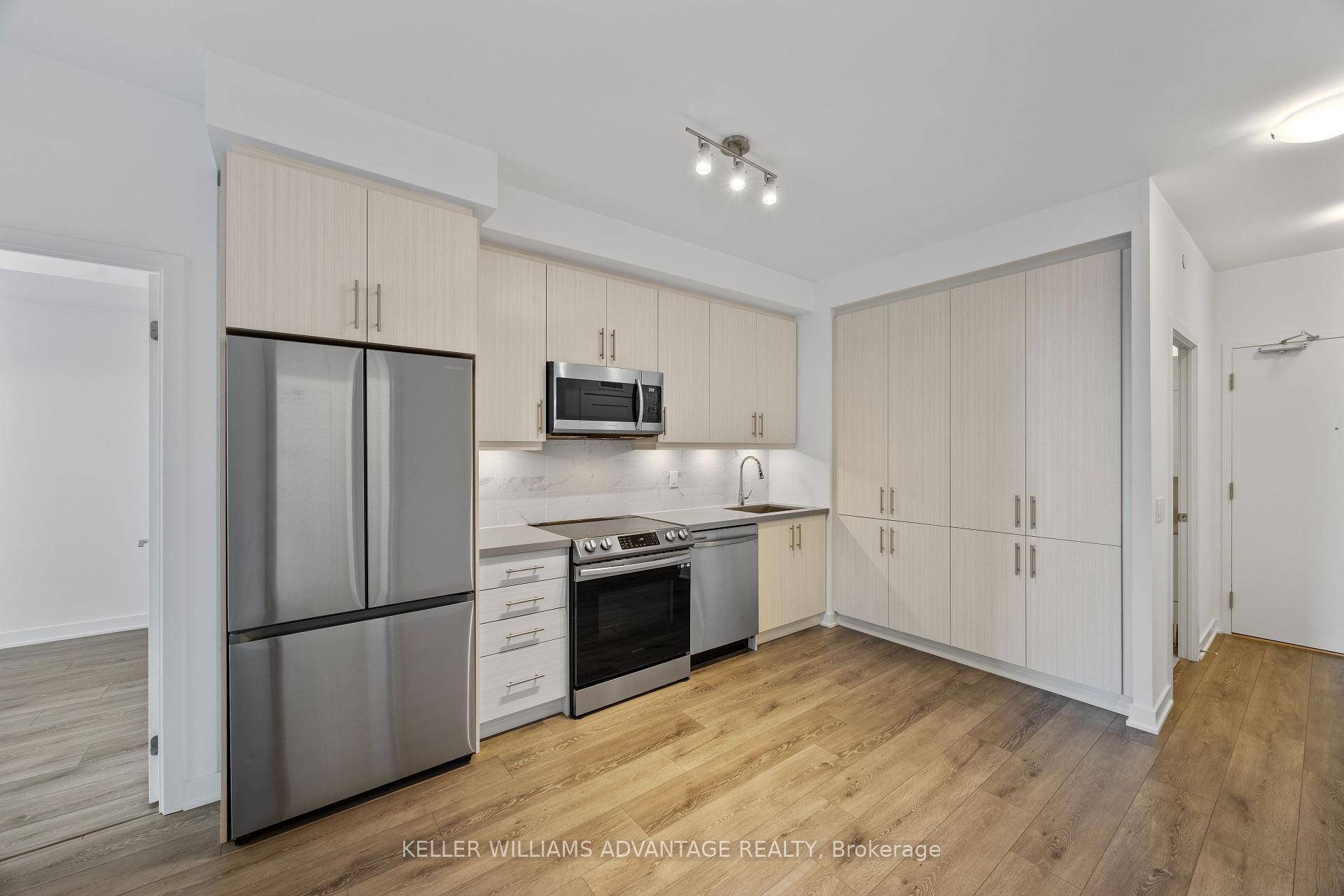 VACANT And READY TO MOVE IN Executive 2 Bedroom 2 Washrooms With Parking amp ; Locker In The Majestic 'Era 2 Condominiums' In South Richmond Hill School Districts !