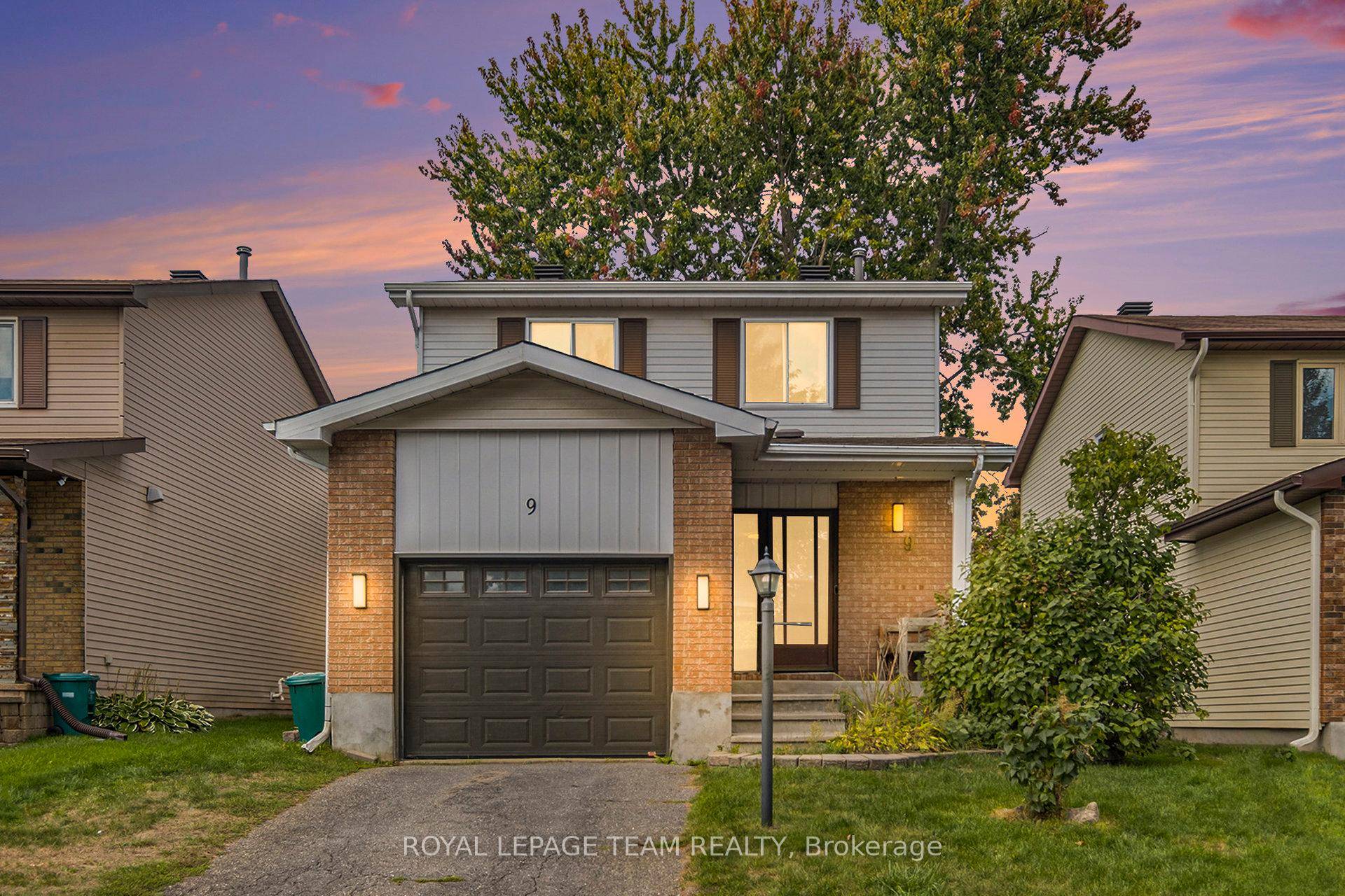 This lovely 3 Bedroom 2 Bath home is located in the heart of Barrhaven.
