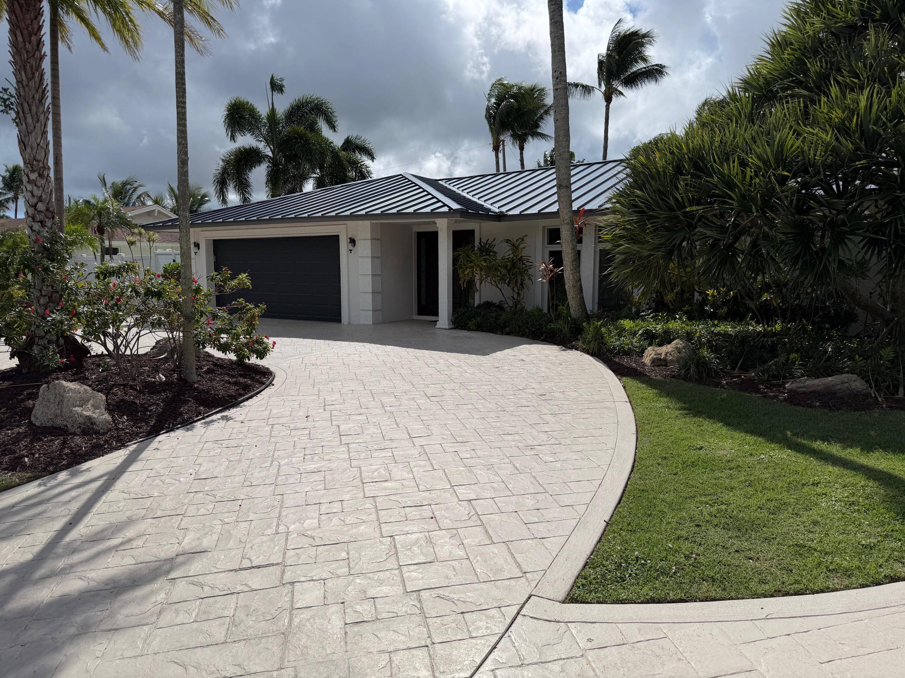 Welcome to 15 River Dr, Tequesta a beautifully renovated home located in one of the most desirable neighborhoods in northern Palm Beach County.