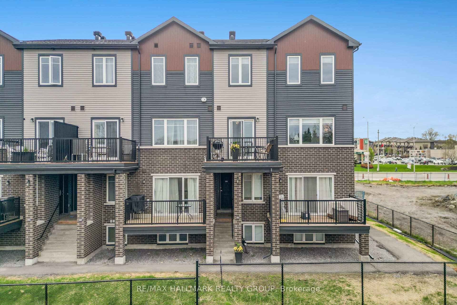 OPEN HOUSE This Sunday, June 1st from 2 4pm Welcome to B 235 Eldorado Private, located in the desirable Morgans Grant neighbourhood of Kanata.
