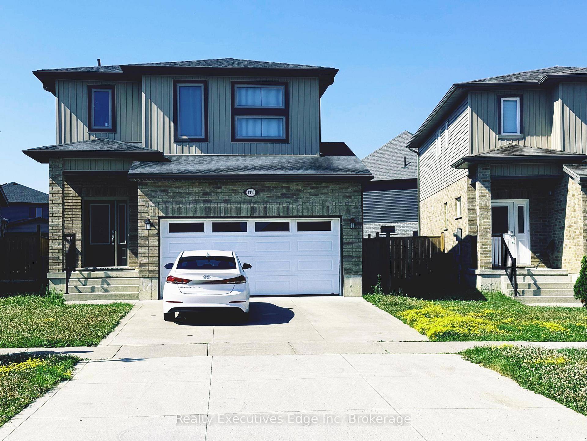 Welcome to this beautifully maintained and spacious detached home, offering 4 generously sized bedrooms and 2.