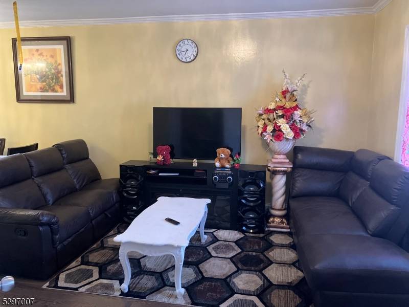 Moving charming single family home with 5 bedroom with 1 1 2 bathroom, home sits on a serene dead end street.