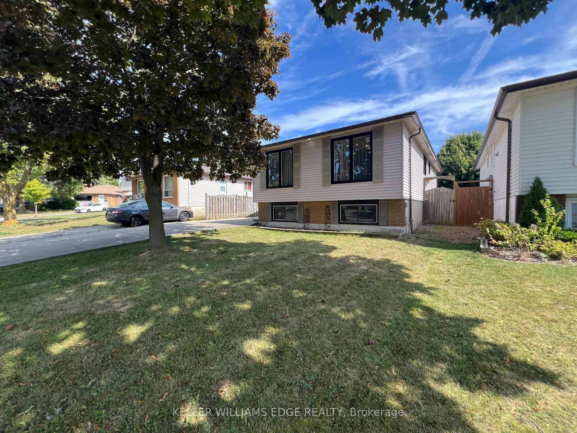 Welcome to 228 Lawnhurst Court A Place to Call Home !