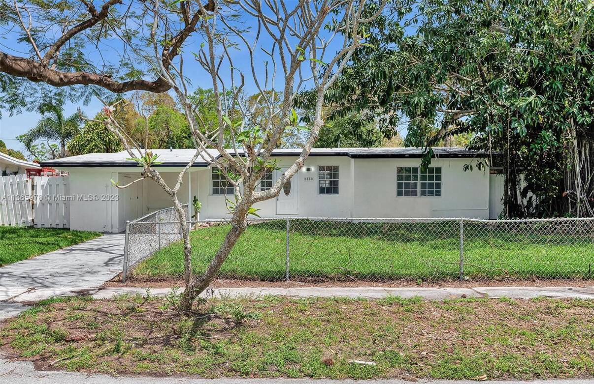Discover your dream home in Plantation, FL, with this charming single family house featuring 3 spacious bedrooms and 2 modern bathrooms.