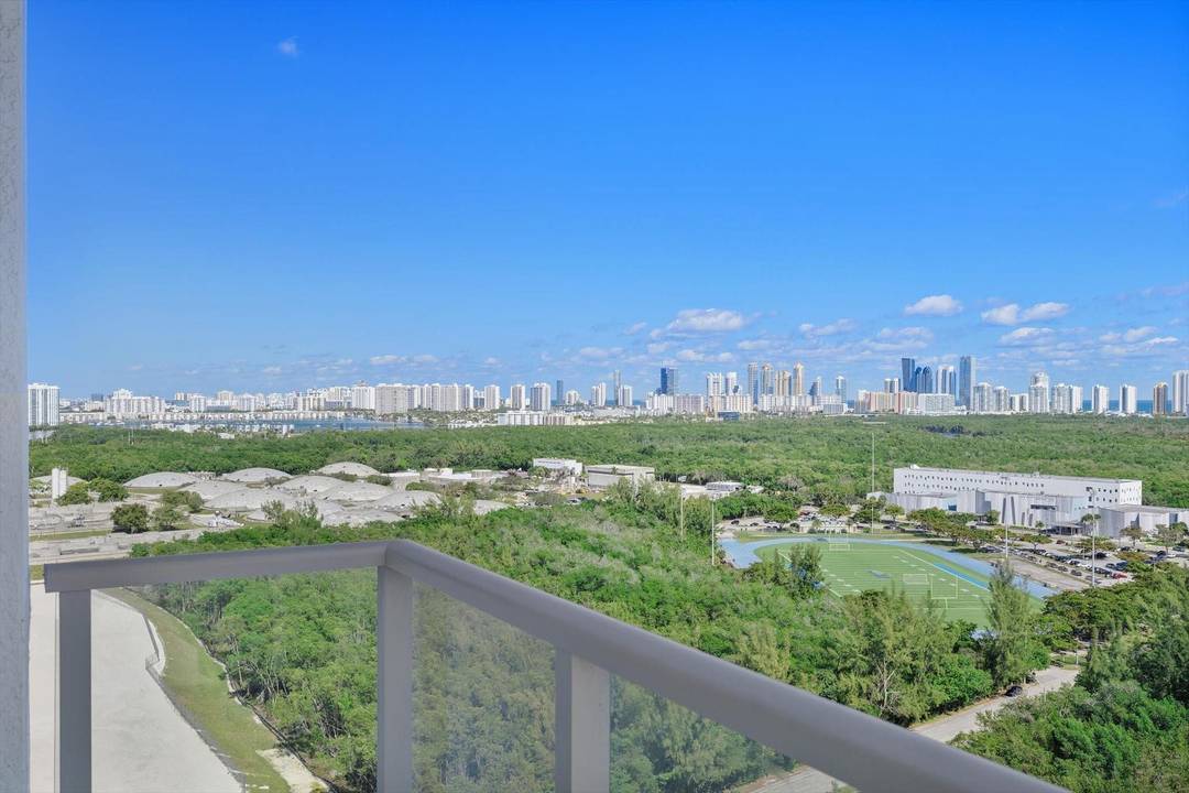 Bright 3BD 3BA condo with sweeping views of Oleta River State Park, the ocean, amp ; the Miami skyline.