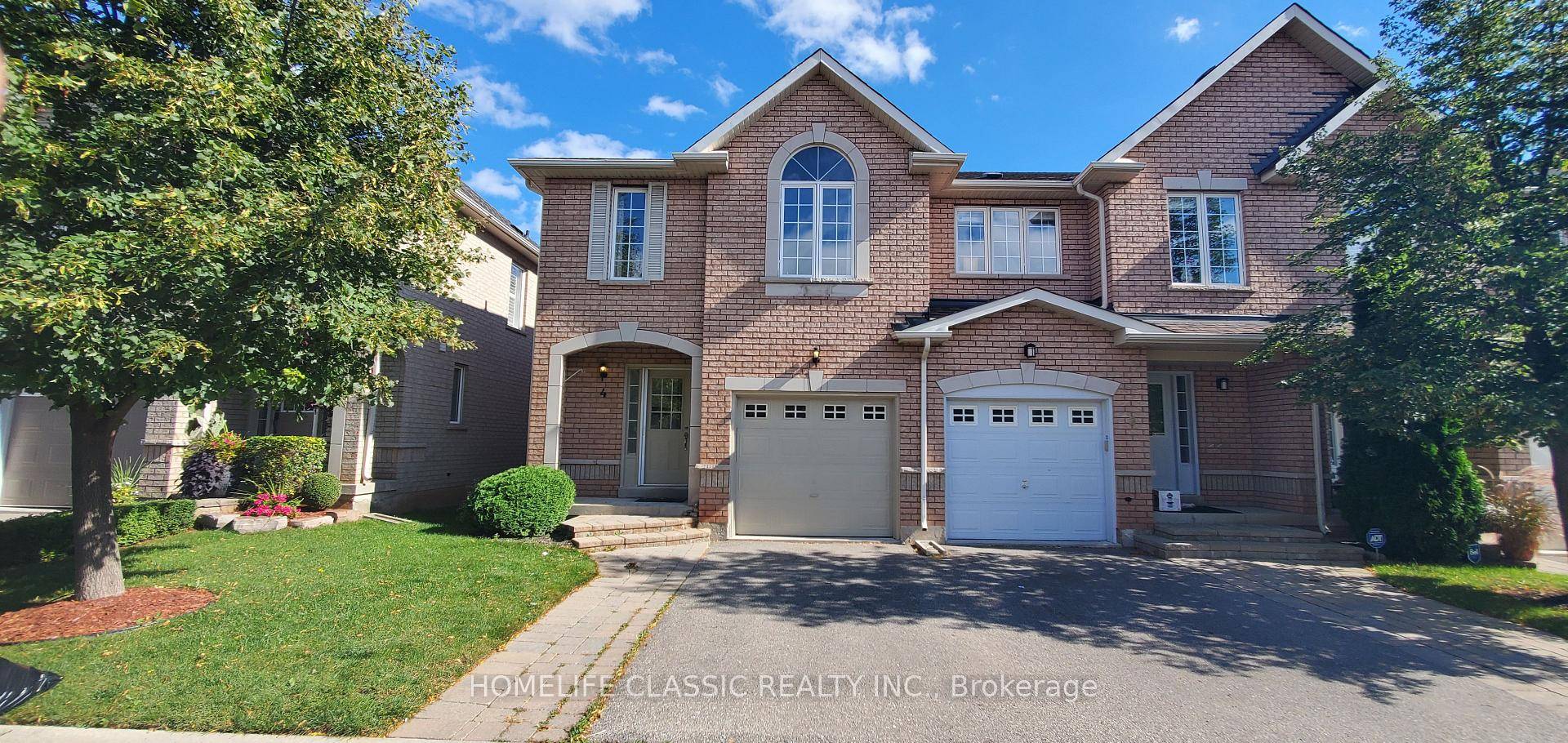 Gorgeous End Unit 3 Bedroom Townhouse In The Most Desirable Complexes In Glen Abbey, Oakville.