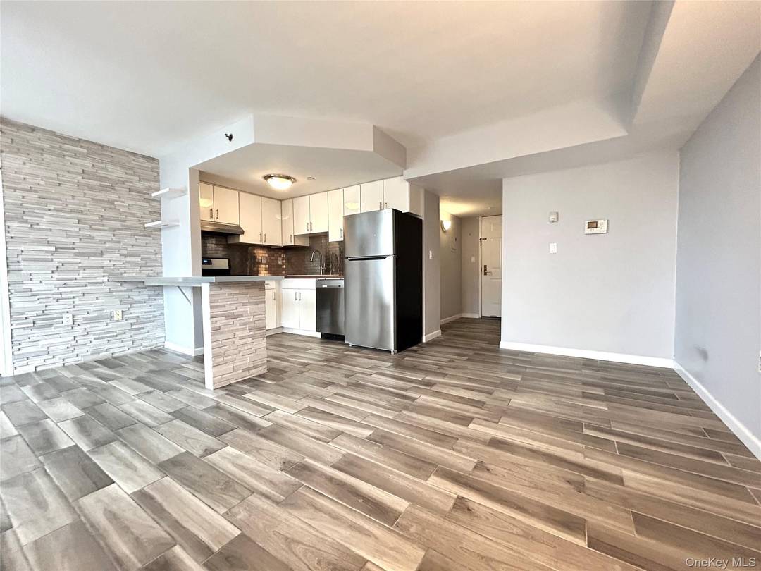 Welcome to this MINT ONE Bedroom ONE Bath condo apartment located in the popular neighborhood of Rego Park, Queens.