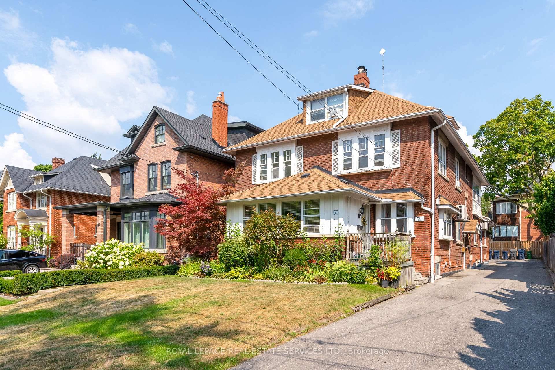 Bright amp ; spacious 2 bedroom upper level corner unit in prime Moore Parkone of Torontos most sought after neighbourhoods.