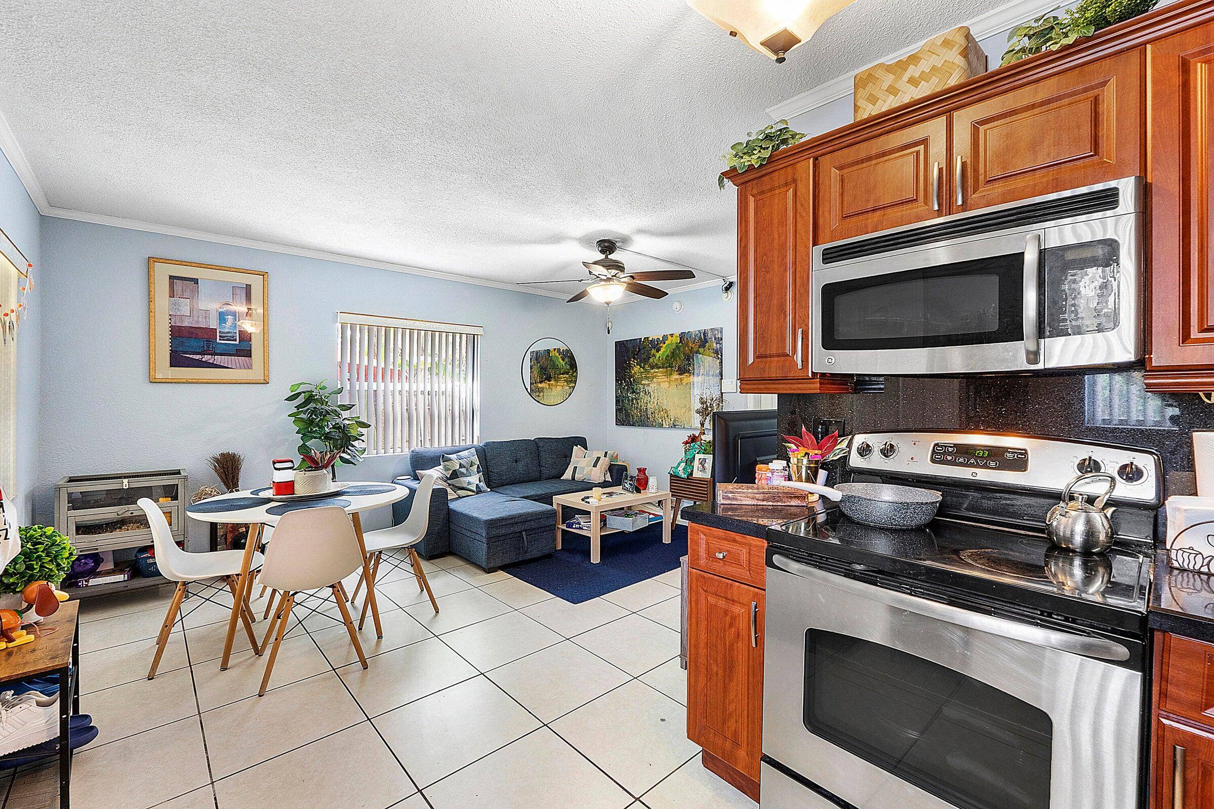 CORNER UNIT RIGHT IN THE HEART OF WILTON MANORS LOCATED NEXT TO SHOPPING, DINING, NIGHT LIFE.