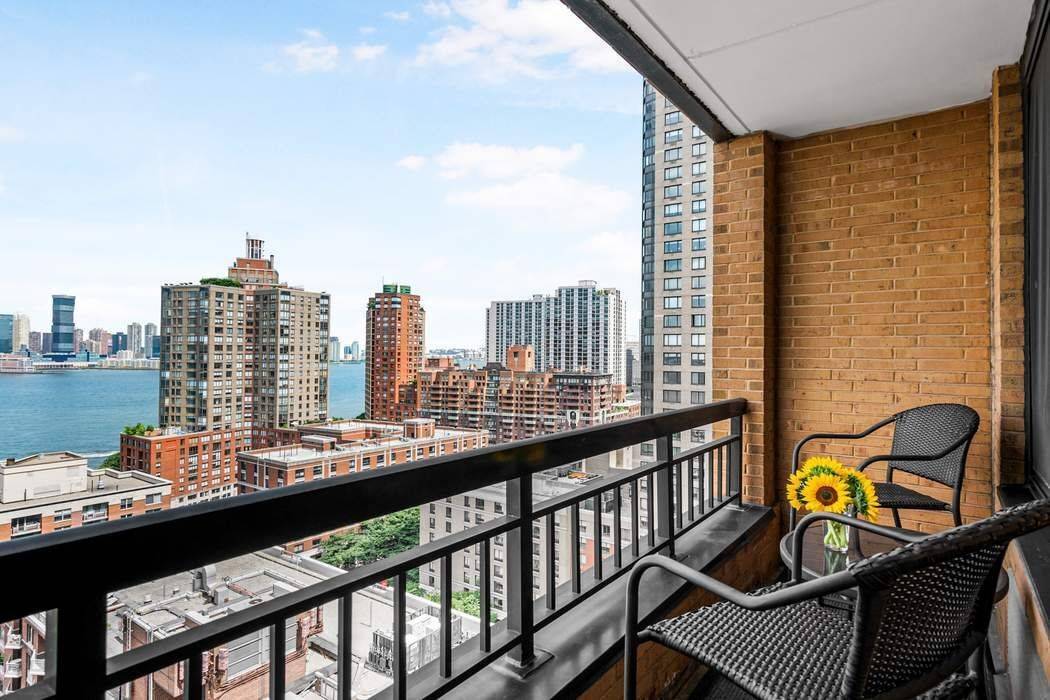Perched atop the 19th floor, this renovated 1 bed 1 bath home features soaring ceilings and sweeping views of the Hudson River, Statue of Liberty, Ellis Island and the Jersey ...