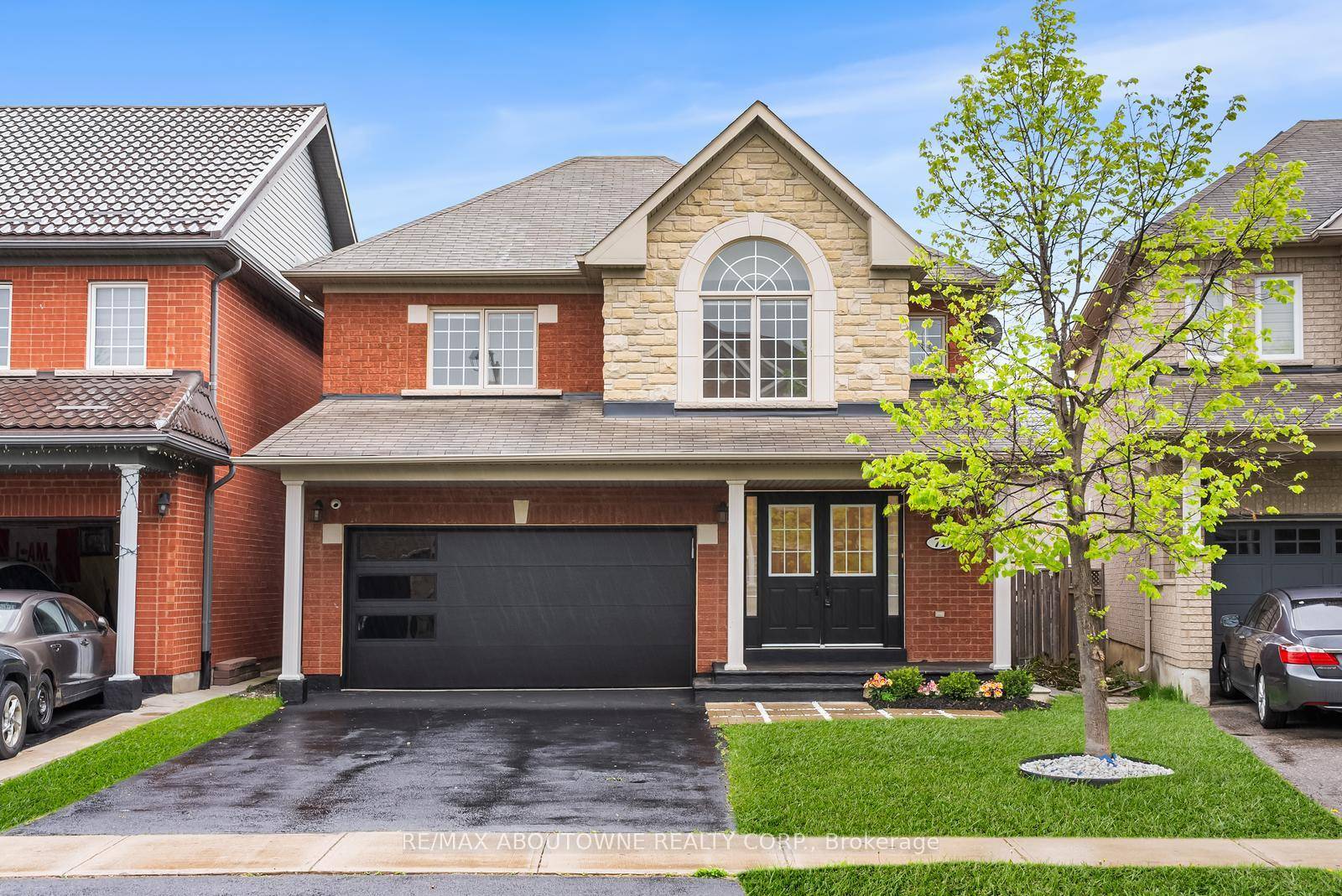 Welcome Home to 71 Cobblehill Crescent !