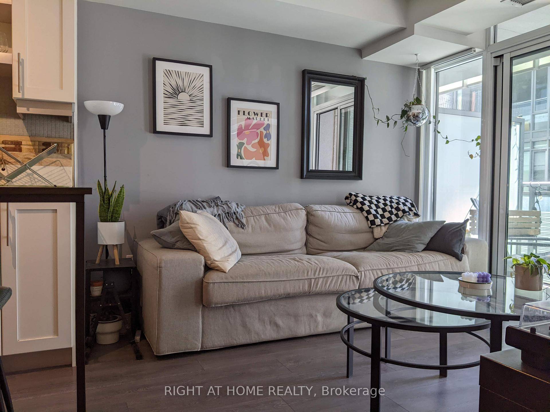 Musee Condos in King West, steps away from transit to various subway stations, easy access Toronto's Financial Entertaining Fashion Districts, trendy restaurants, cafes, shops, highway, bike trails.