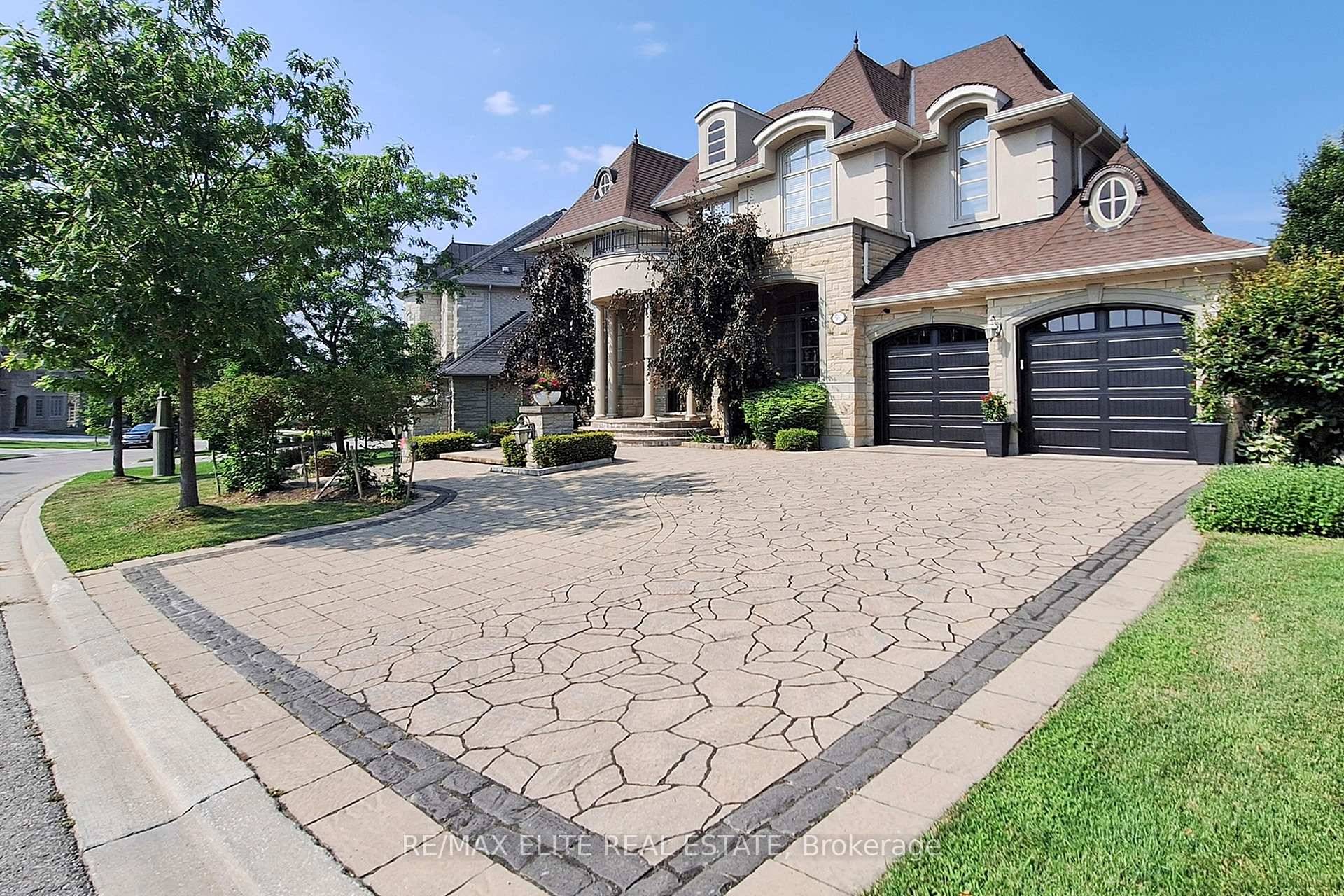 Located in the prestigious Belfontain Community !
