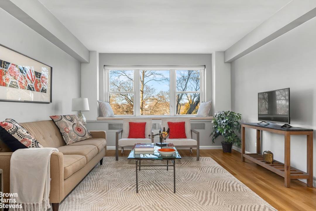 Renovated 2nd Floor 2BD Facing Riverside Park !