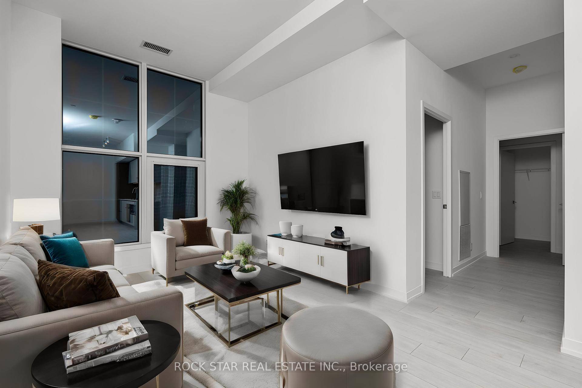 3 Months Free Hydro ! A Luxurious Residence Nestled in the Heart of Toronto, Offering Contemporary Living in a Newly Constructed Building in 2024.