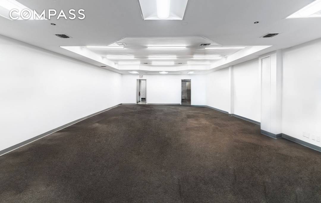 This Flatiron condominium work space with the ability to be converted to residential is located in a boutique full floor building, with each residence occupying its own entire floor.