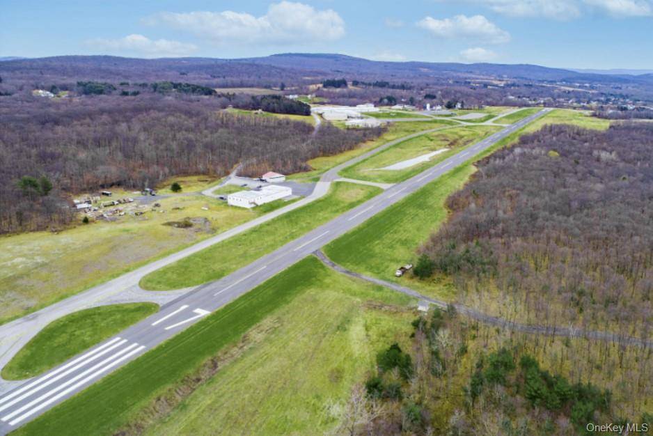 In the booming Hudson Valley at Sky Acres Airport 44N is this rare aviation related opportunity in a fantastic setting.