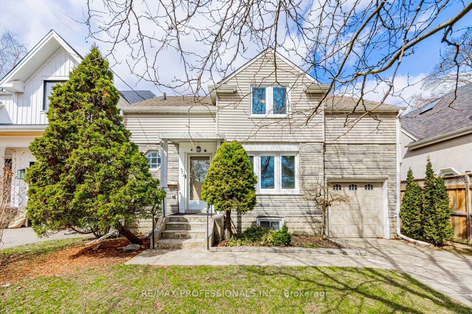 Welcome to a Captivating Blend of Classic Charm and Modern Comfort in this prime Edenbridge Humber Valley Neighbourhood.