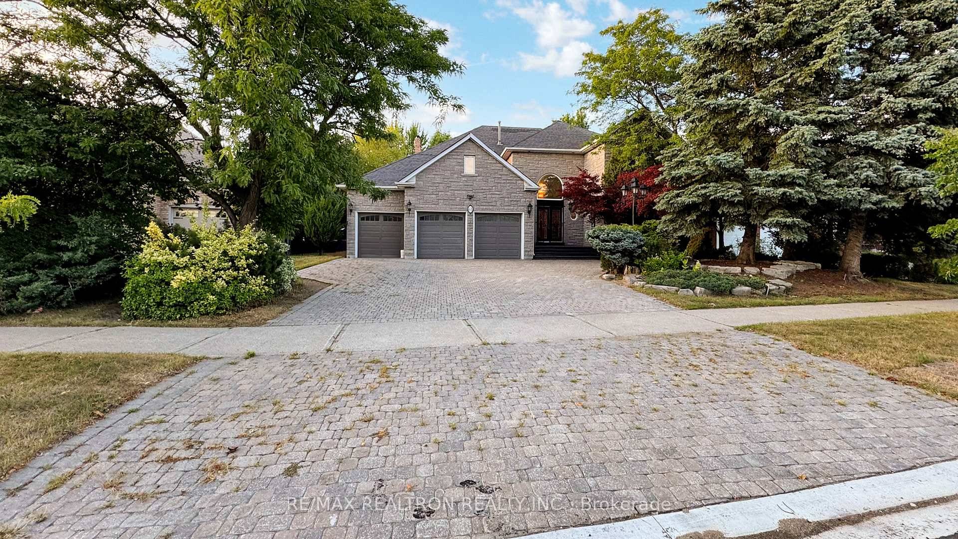 Bayview Hill Prestigious Upgraded Home in Prime Location.