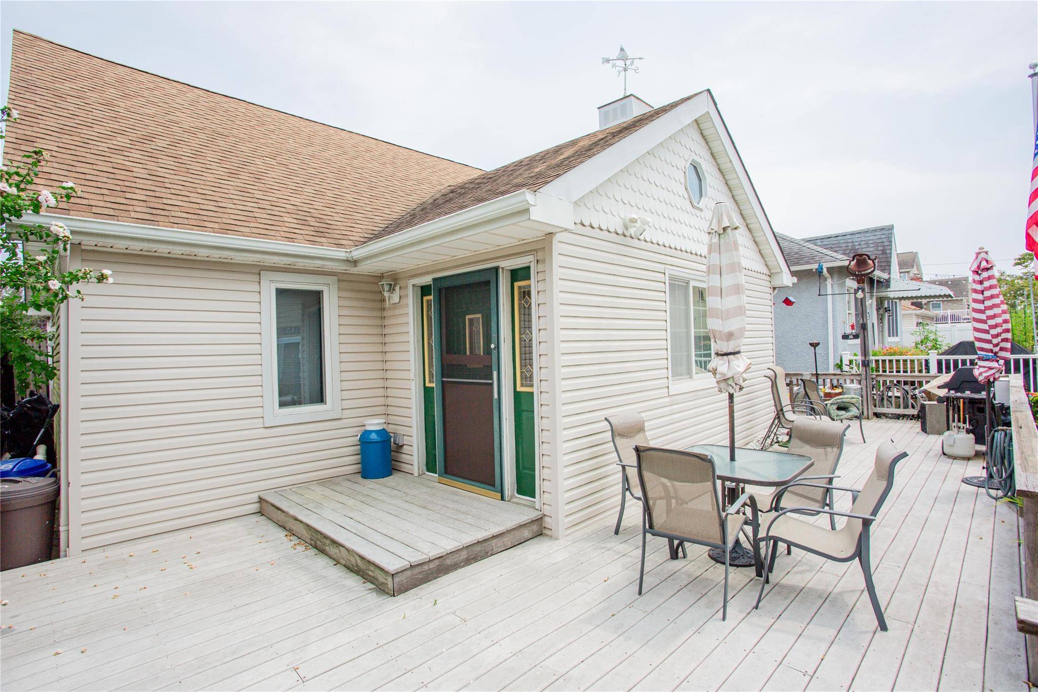 Sunny 2 Bedroom, 2 Bath Home with Outdoor Space West End, Long Beach Welcome to this bright and airy 2 bedroom, 2 full bathroom home located in the Walks of ...