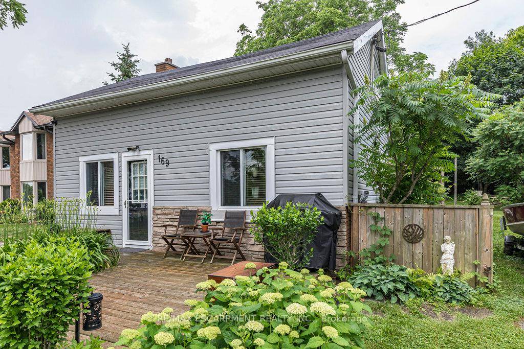 Stunning Views ! ! ! The charming detached, 3 Bedroom home is tucked away on a peaceful dead end street, it offers the perfect blend of tranquility and convenience.