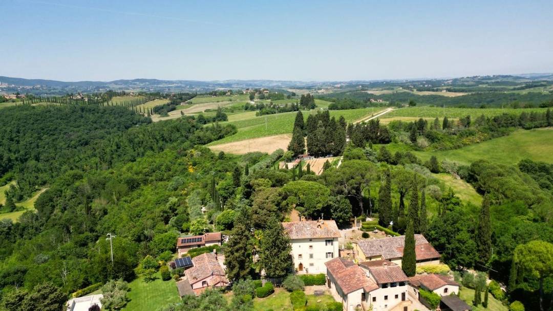 Prestigious 820 sqm villa with an outbuilding, 5,000 sqm garden, panoramic pool, an authentic Tuscan charm in San Gimignano between Siena and Florence