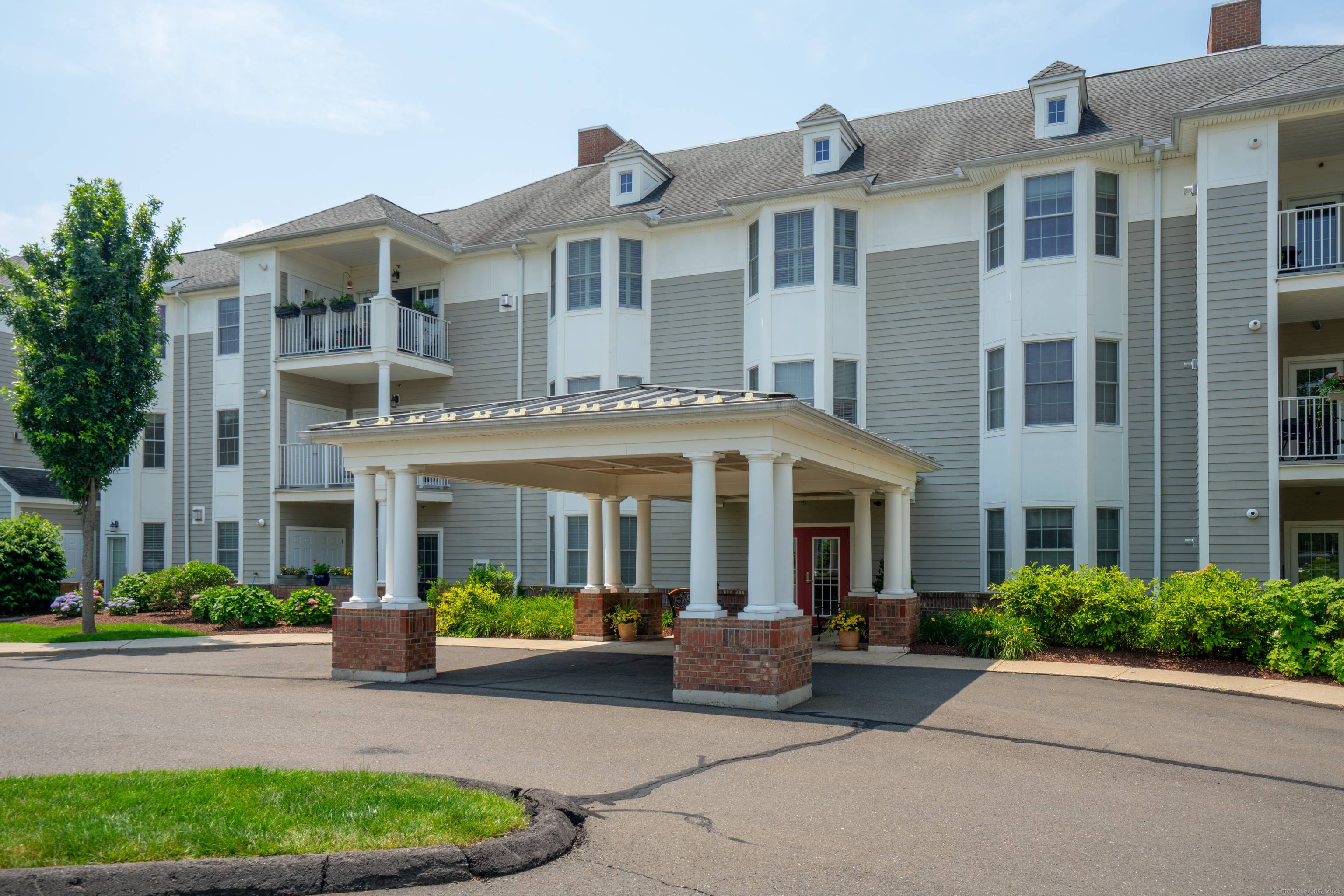 Fabulous 3rd floor END unit at 25 Cassandra Blvd in West Hartford located across from the Reservoir.