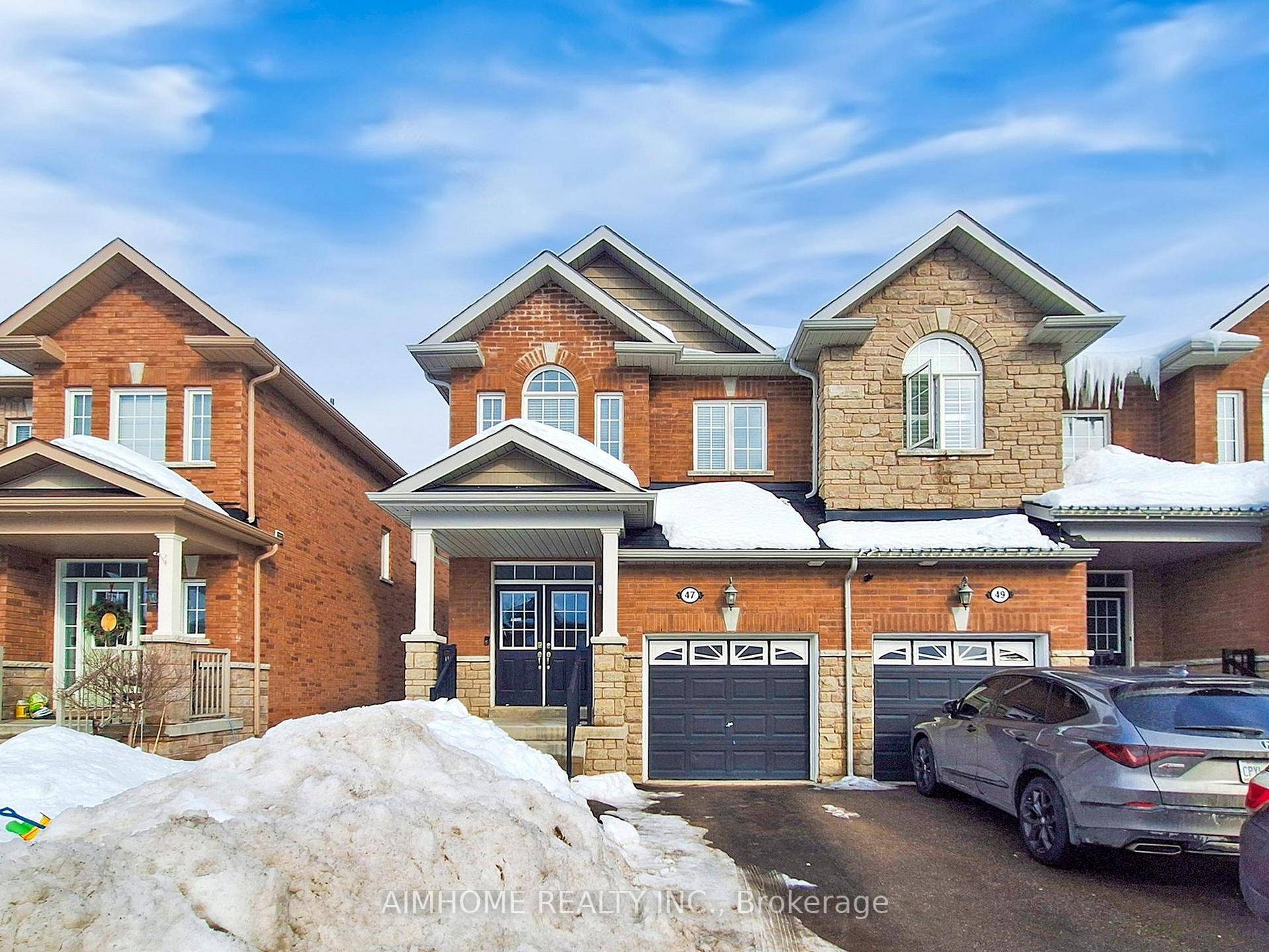 Stunning End Unit Home in Sutton !
