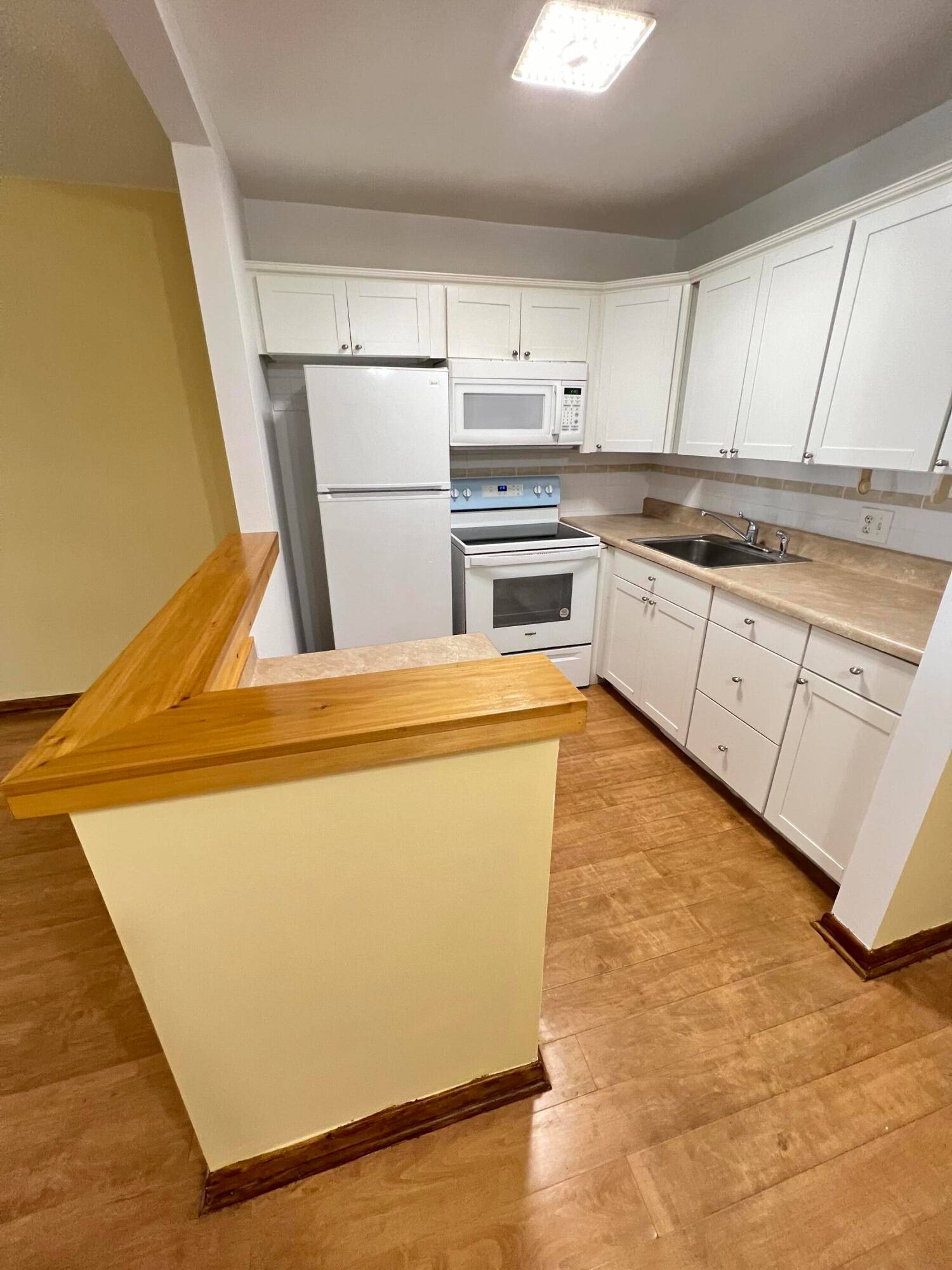 Nicely updated unit near the Kent Pool.