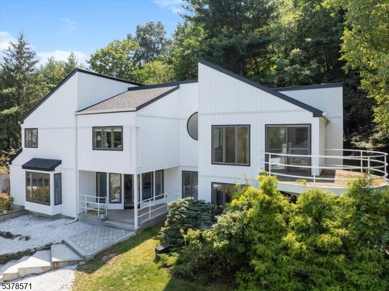 Welcome to this spacious and modern 4 bedroom, 3.